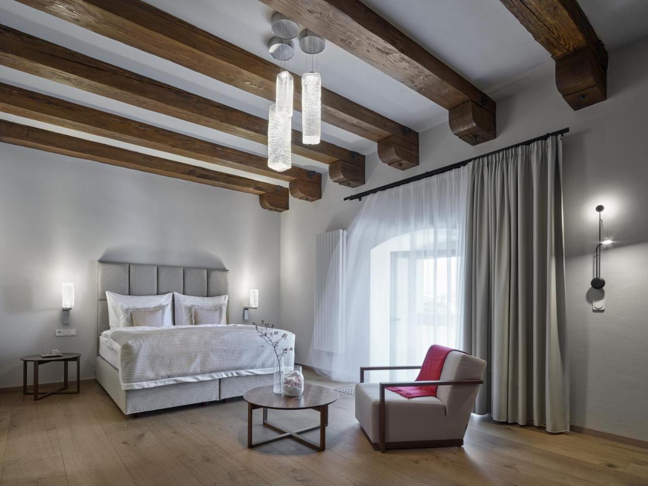 Lotrinsky Hotel Велке Біловіце Екстер'єр фото
