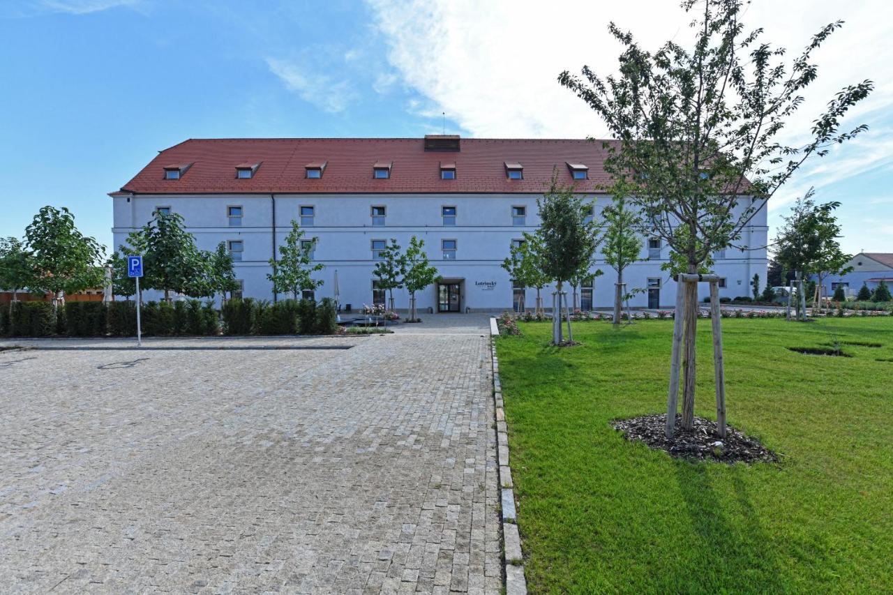 Lotrinsky Hotel Велке Біловіце Екстер'єр фото