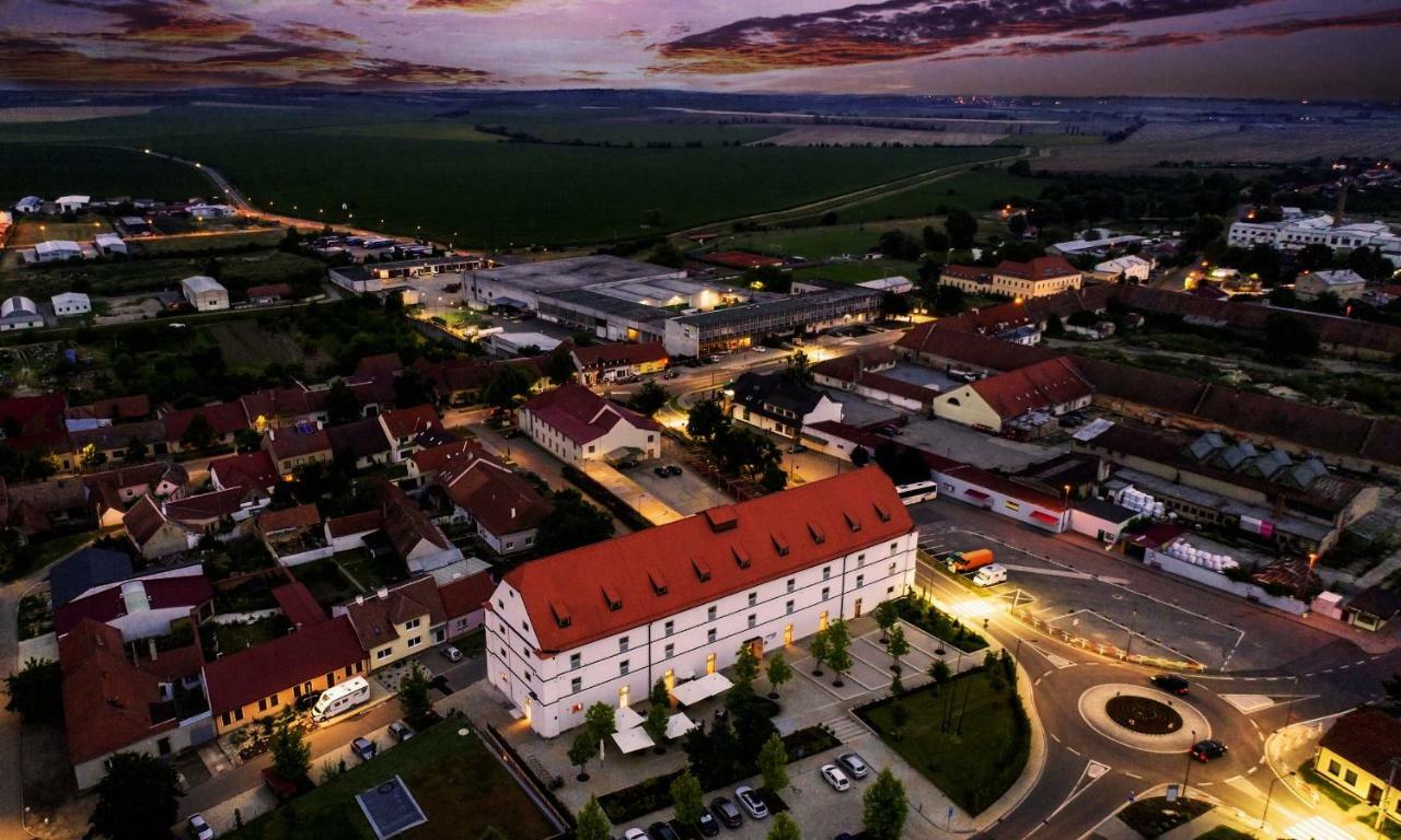 Lotrinsky Hotel Велке Біловіце Екстер'єр фото